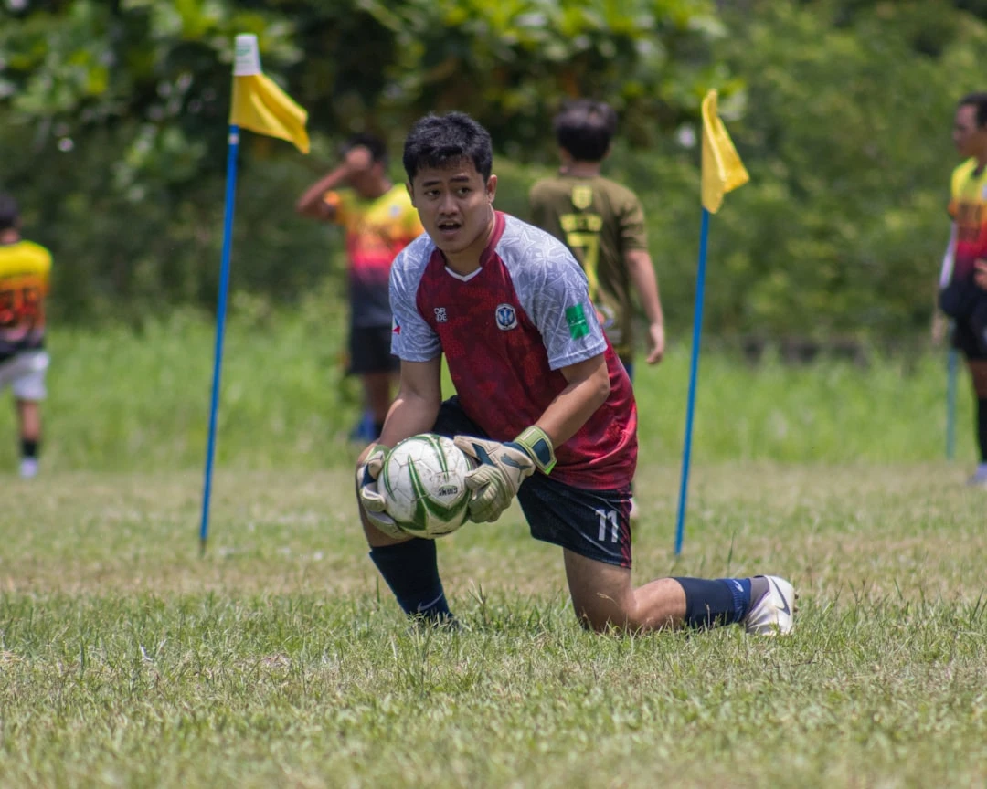 Cầu thủ bóng đá chuẩn bị cho trận đấu.