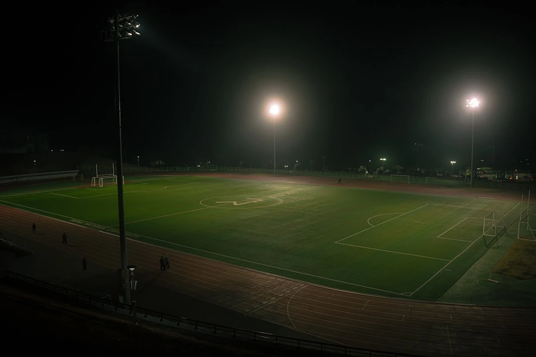 CLB bóng đá Lu 608 với sân vận động đông đúc.