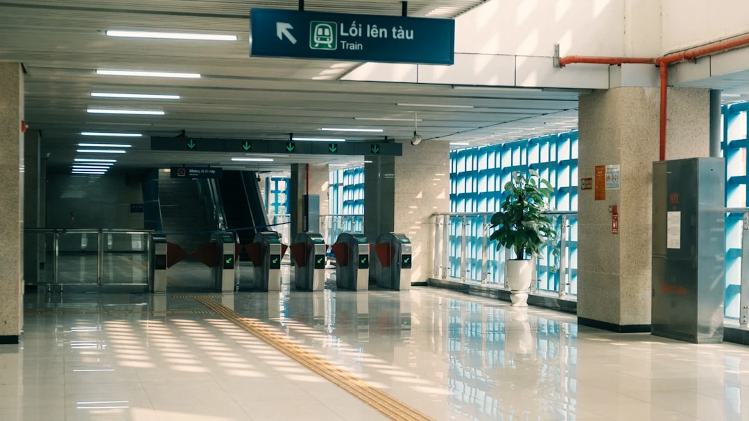 Khu vực văn phòng Royal City với nhân viên hỗ trợ khách hàng