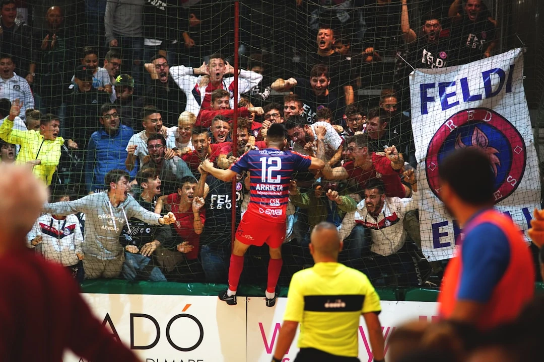 Người hâm mộ bóng đá với trang phục truyền thống