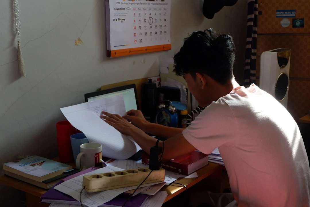 Vietnamese student practicing IELTS with tennis text
